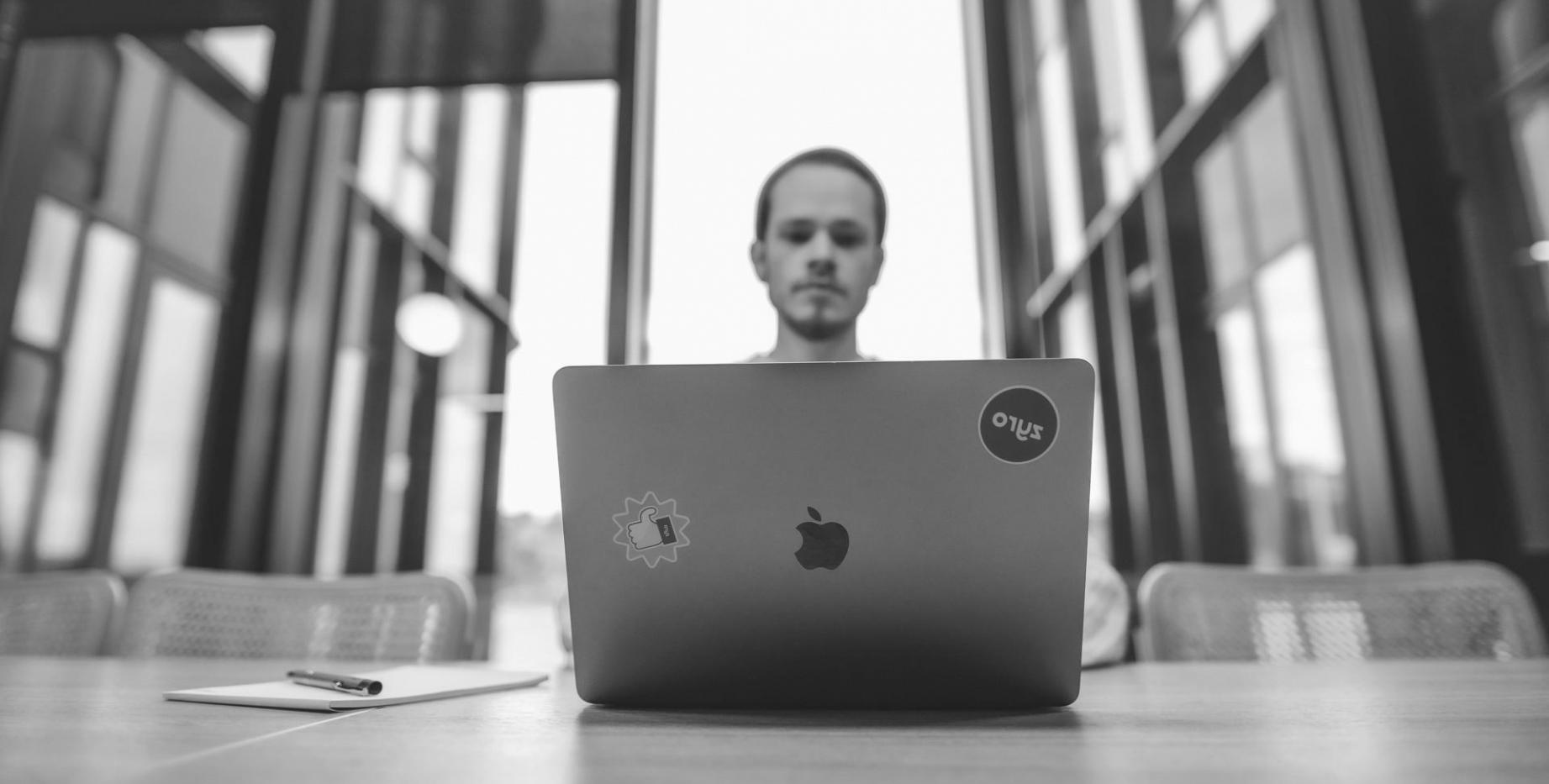 Espacio de trabajo moderno donde desarrollamos estrategias financieras personalizadas