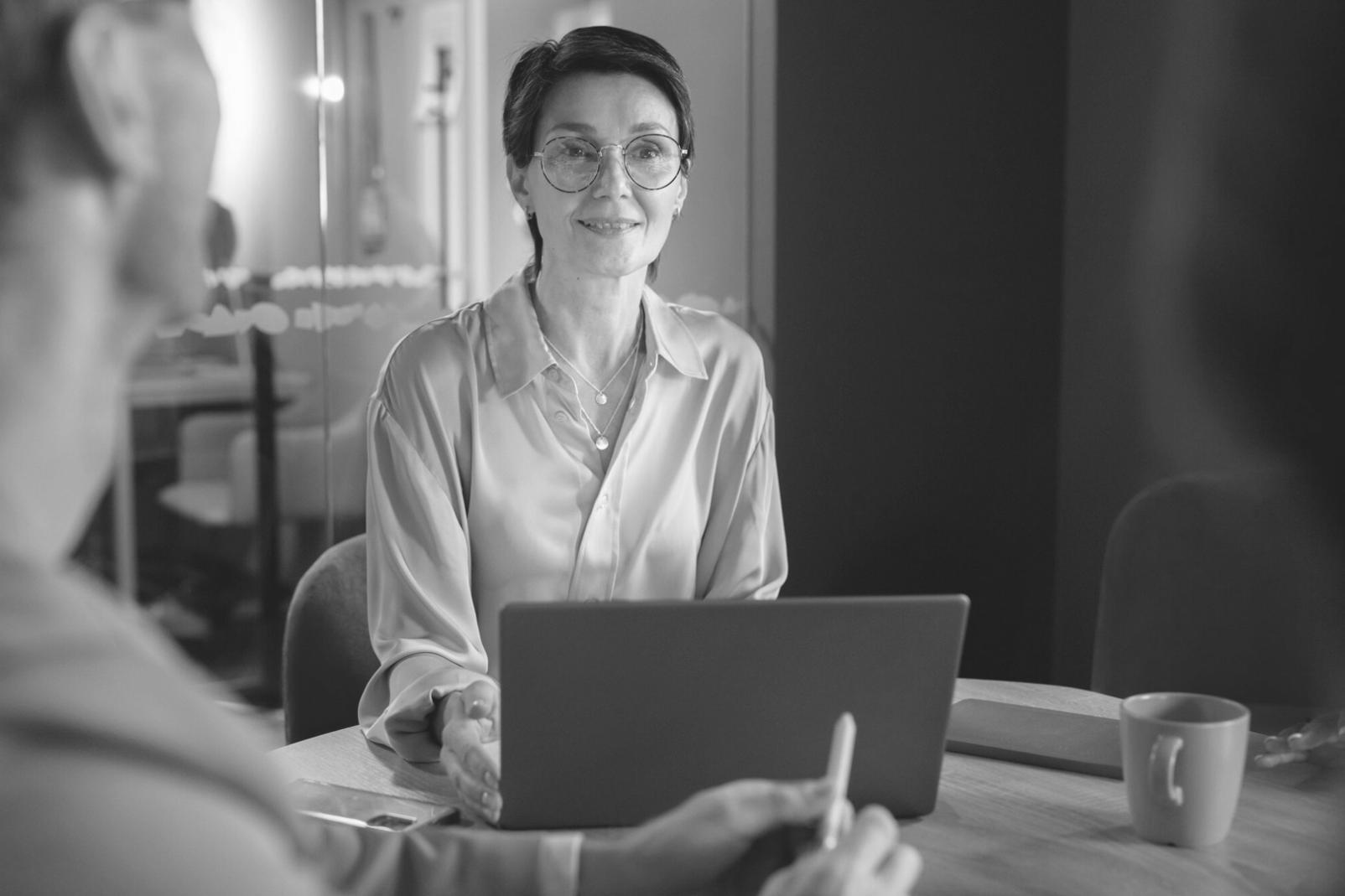 Profesionales trabajando en análisis financiero y presupuestos